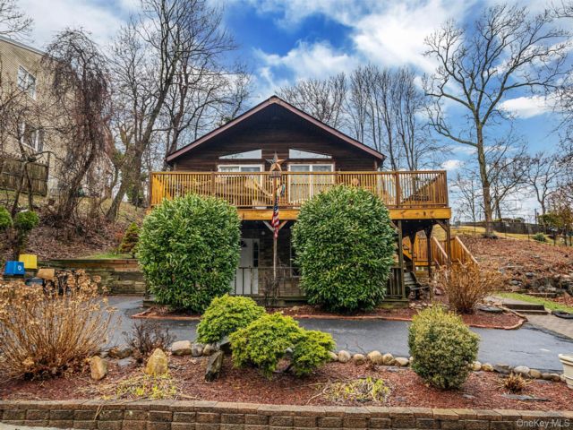  4 BR,  3.00 BTH &nbsp;Chalet style home in Rocky Point