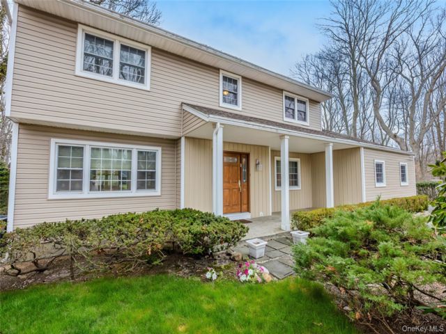  4 BR,  4.00 BTH &nbsp;Colonial style home in Setauket