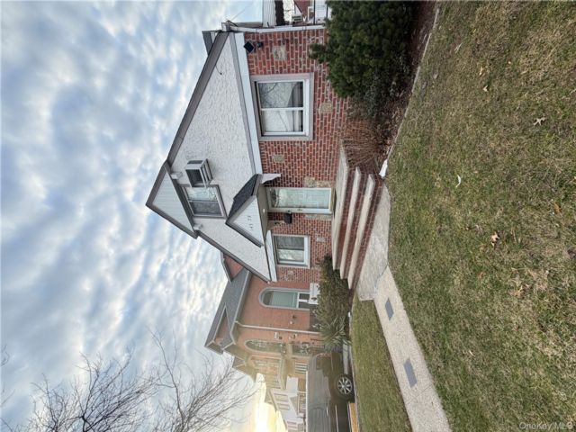  3 BR,  2.00 BTH &nbsp;Cape cod style home in Whitestone