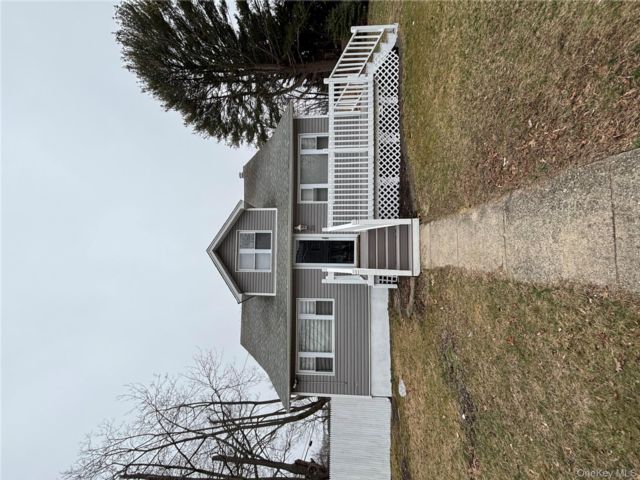  3 BR,  1.00 BTH &nbsp;Exp cape style home in Islip Terrace