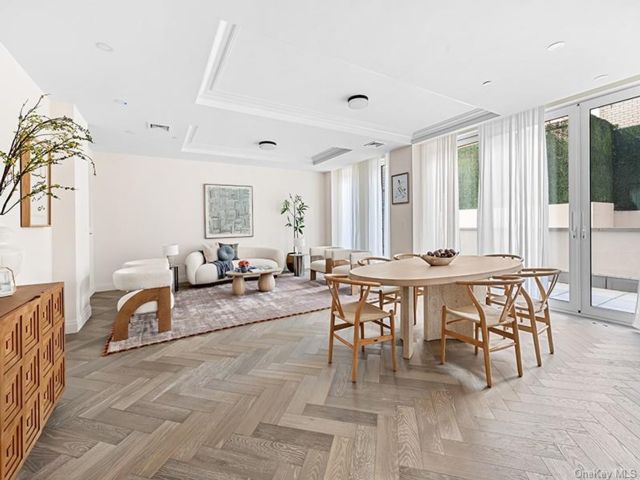  3 BR,  3.00 BTH &nbsp;Condo style home in Forest Hills