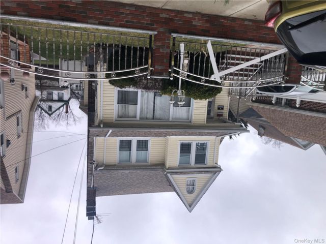  6 BR,  3.00 BTH &nbsp;Colonial style home in Saint Albans