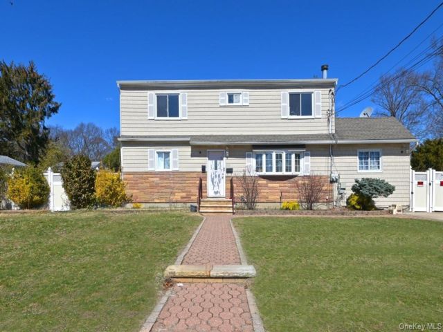  6 BR,  3.00 BTH &nbsp;Hi ranch style home in West Babylon