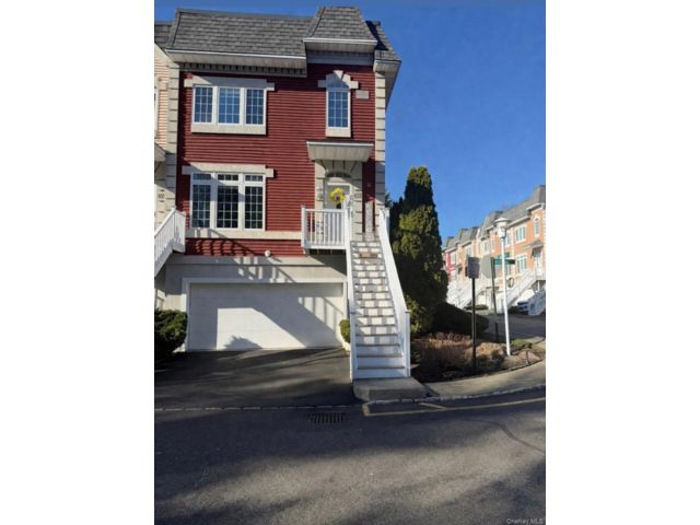  3 BR,  4.00 BTH &nbsp;Condo style home in Nanuet