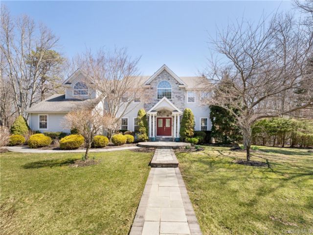  5 BR,  3.00 BTH &nbsp;Colonial style home in Shoreham