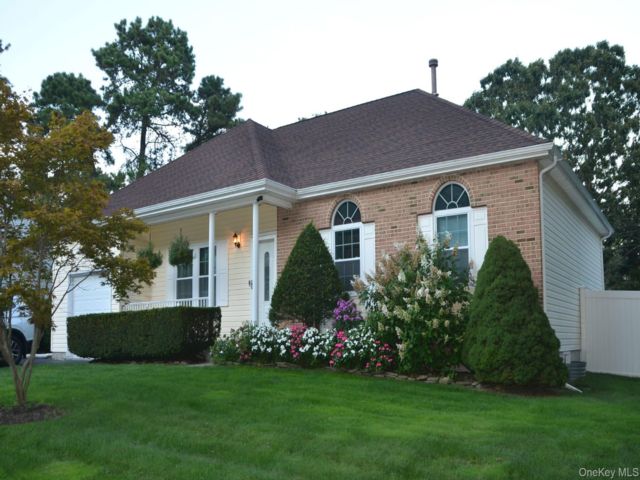  3 BR,  2.00 BTH &nbsp;Ranch style home in Coram