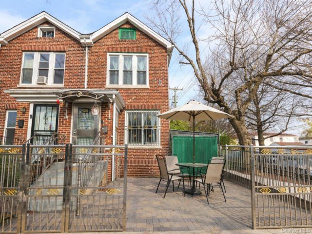  2 BR,  3.00 BTH &nbsp;Colonial style home in Jamaica