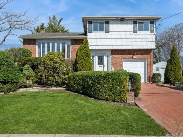  4 BR,  3.00 BTH &nbsp;Split ranch style home in Cedarhurst