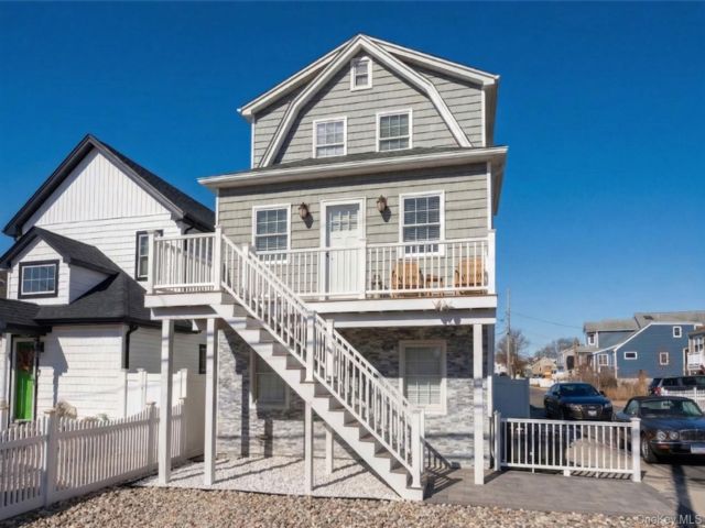  3 BR,  3.00 BTH &nbsp;Colonial style home in East Rockaway