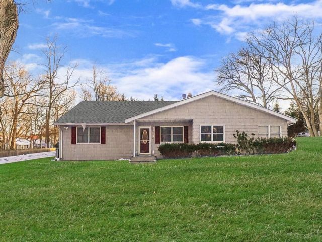  3 BR,  2.00 BTH &nbsp;Ranch style home in Coram