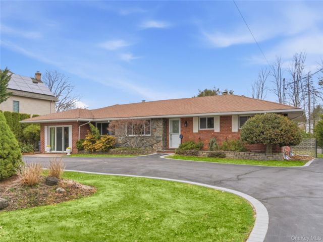  4 BR,  3.00 BTH &nbsp;Exp ranch style home in East Northport