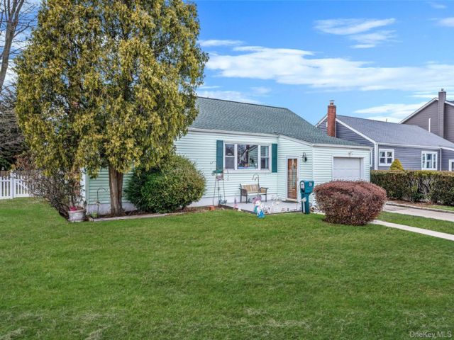 [Lindenhurst Real Estate, listing number 7266192]