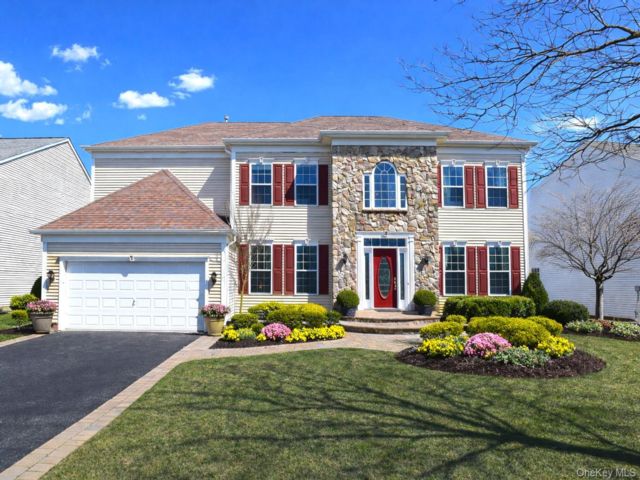  5 BR,  4.00 BTH &nbsp;Colonial style home in Mount Sinai