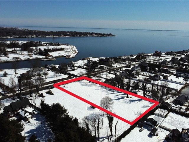 Lot <b>Size:</b>  &nbsp;House style home in Bay Shore