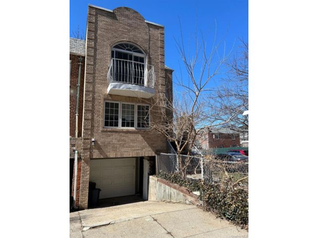  4 BR,  3.00 BTH &nbsp;Other style home in Rego Park