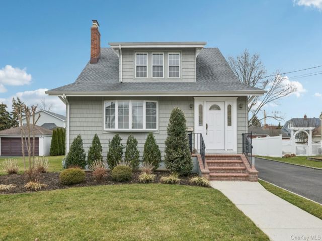  3 BR,  2.00 BTH &nbsp;Cape cod style home in Lindenhurst