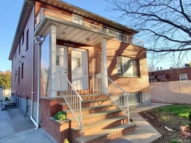  3 BR,  2.00 BTH &nbsp;Contemporary style home in Bayside