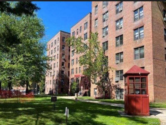  1 BR,  1.00 BTH &nbsp;Garden style home in Kew Garden Hills