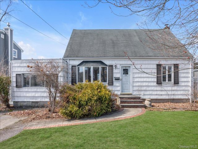  4 BR,  1.00 BTH &nbsp;Cape cod style home in Deer Park