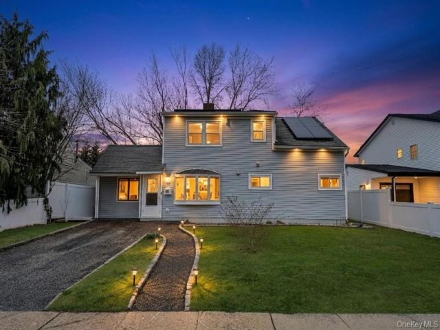  4 BR,  2.00 BTH &nbsp;Exp ranch style home in Levittown