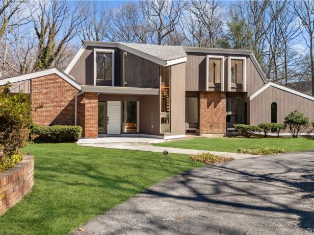  4 BR,  3.00 BTH &nbsp;Contemporary style home in Port Jefferson