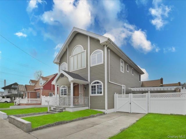  4 BR,  6.00 BTH &nbsp;Colonial style home in Far Rockaway