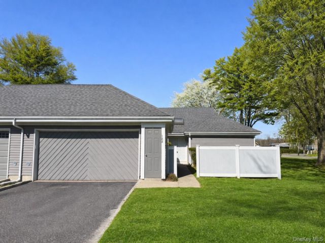  2 BR,  2.00 BTH &nbsp;Garden style home in Moriches