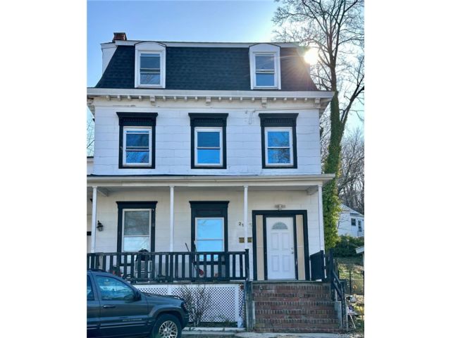  5 BR,  2.00 BTH &nbsp;Colonial style home in Glen Cove
