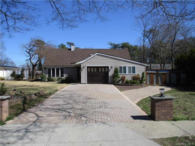  4 BR,  2.00 BTH &nbsp;Split ranch style home in Islandia