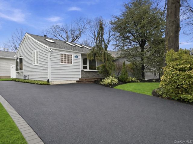  3 BR,  2.00 BTH &nbsp;Ranch style home in Merrick