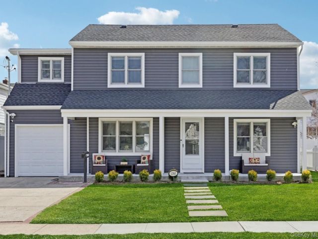  5 BR,  3.00 BTH &nbsp;Colonial style home in Hewlett