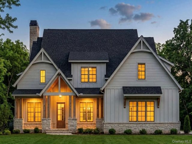  4 BR,  5.00 BTH &nbsp;Farmhouse style home in Hyde Park