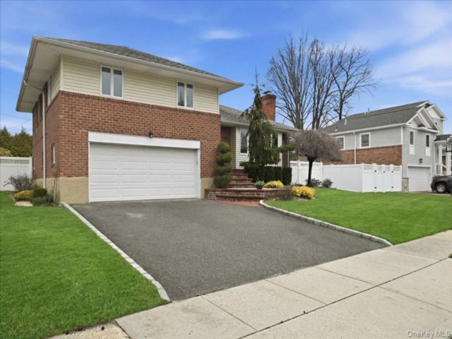  3 BR,  3.00 BTH &nbsp;Split level style home in Westbury