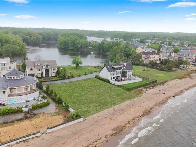 Lot <b>Size:</b>  &nbsp;House style home in Eltingville