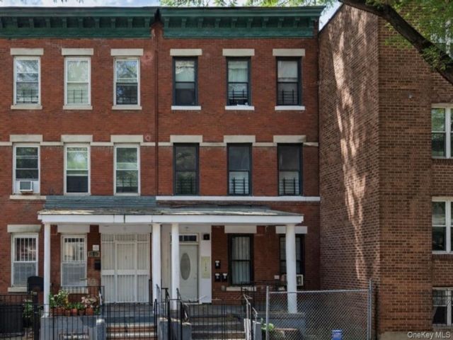  6 BR,  3.00 BTH &nbsp;House style home in Jerome Avenue