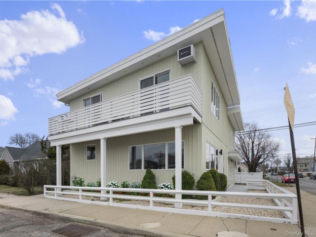  3 BR,  3.00 BTH &nbsp;Split level style home in Long Beach