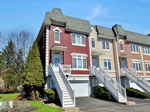  3 BR,  4.00 BTH &nbsp;Condo style home in Nanuet
