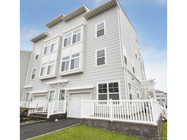  4 BR,  2.00 BTH &nbsp;Other style home in Arverne