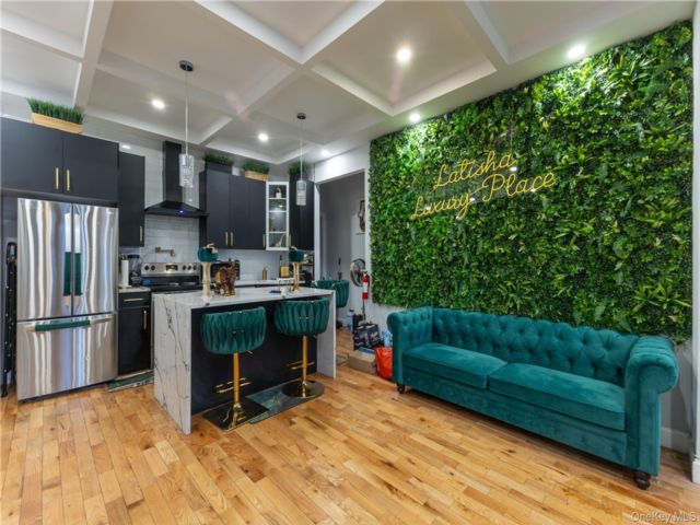  3 BR,  2.00 BTH &nbsp;House style home in Cypress Hills