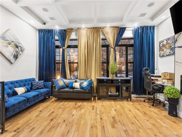  3 BR,  2.00 BTH &nbsp;House style home in Cypress Hills