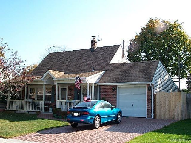  3 BR,  2.00 BTH &nbsp;Cape cod style home in Levittown
