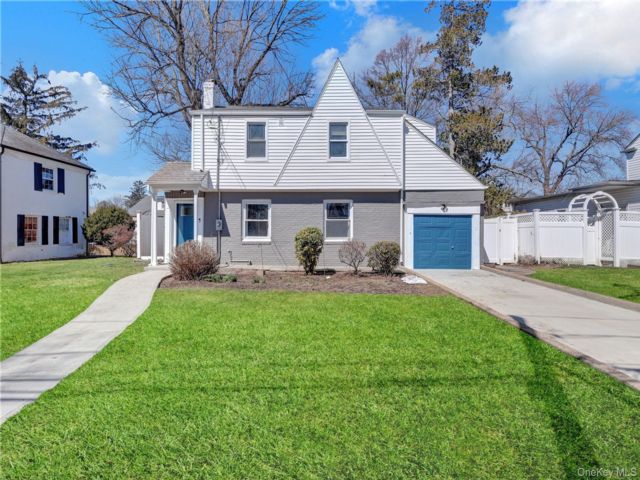  4 BR,  3.00 BTH &nbsp;Colonial style home in Freeport