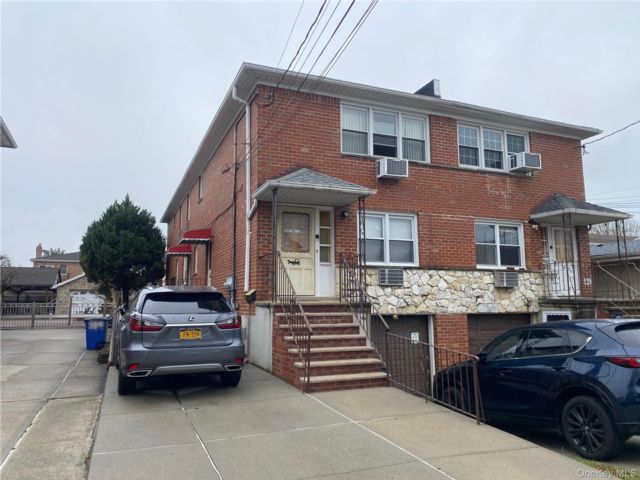  3 BR,  3.00 BTH &nbsp;House style home in Whitestone