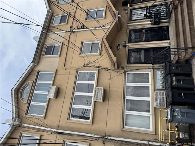  3 BR,  2.00 BTH &nbsp;Other style home in Jamaica