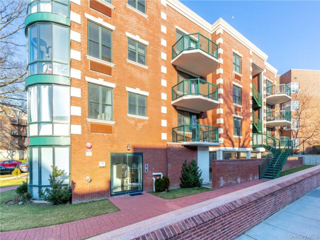  2 BR,  2.00 BTH &nbsp;Other style home in Great Neck