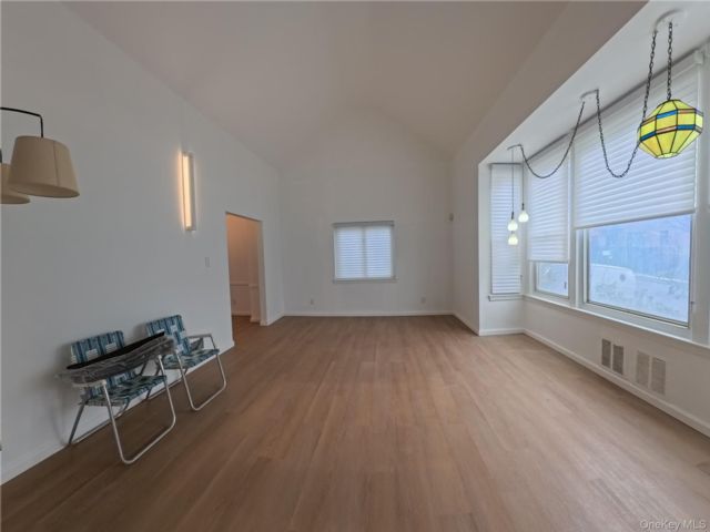  3 BR,  2.00 BTH &nbsp;Cape cod style home in Oakland Gardens