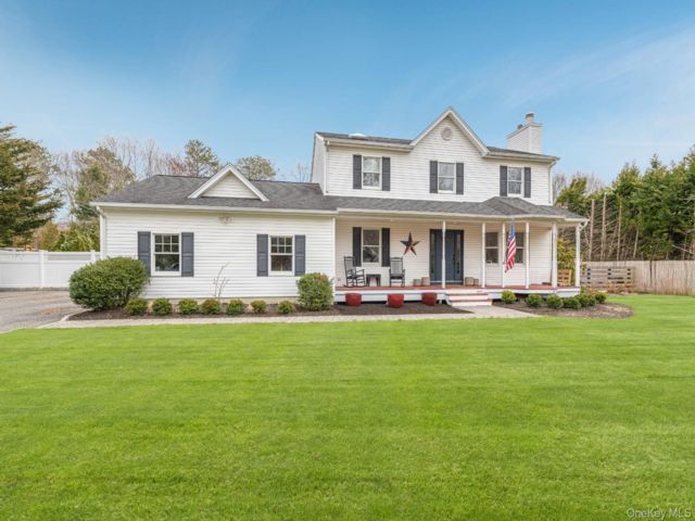  4 BR,  3.00 BTH &nbsp;Traditional style home in East Quogue