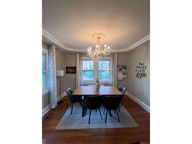  3 BR,  3.00 BTH &nbsp;Colonial style home in Great Neck