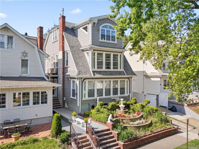  3 BR,  2.00 BTH &nbsp;Colonial style home in Jamaica