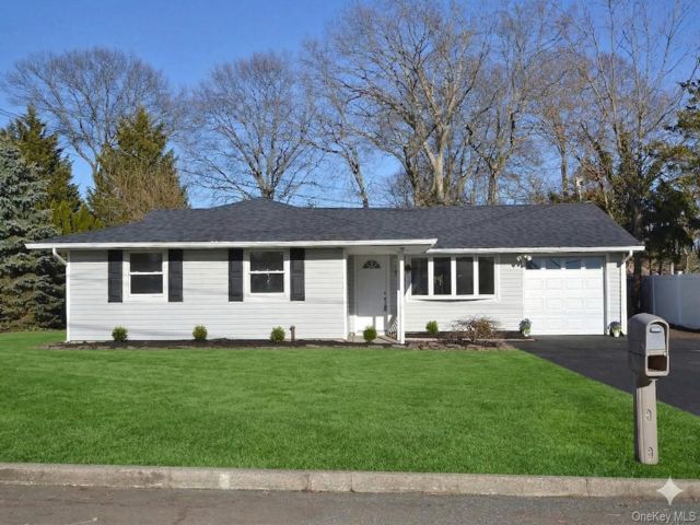  4 BR,  2.00 BTH &nbsp;Ranch style home in Farmingville